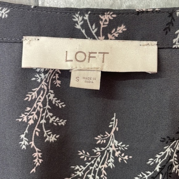 LOFT grey floral print wrap blouse. V-neck. Lightweight. Small. Excellent cond - Picture 6 of 11